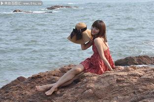 美女海边吃瓜图片,美女海边畅享夏日美味瓜果