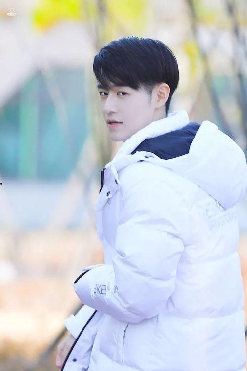 粒粒吃瓜,揭秘娱乐圈的甜蜜与苦涩