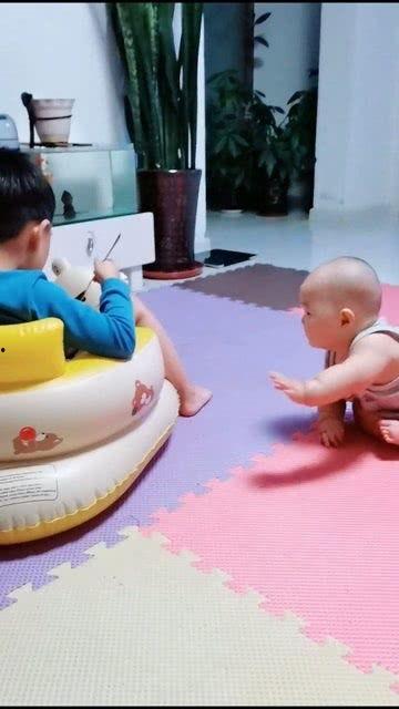 哥哥喂弟弟吃瓜