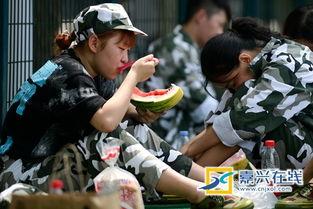 学院操场吃瓜,学院生活趣味盎然