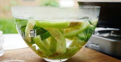 水瓜能连皮吃吗,水瓜连皮食用的健康指南