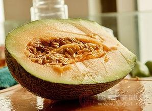 吃哈密瓜的人图,哈密瓜食客的甜蜜时光