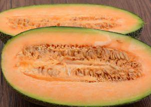 吃哈密瓜的人图,哈密瓜食客的甜蜜时光