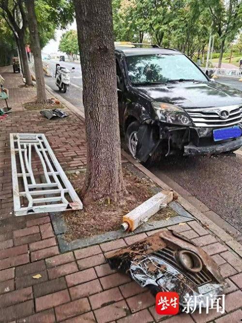 吃瓜车撞上护栏,吃瓜车意外撞上护栏，现场情况令人揪心