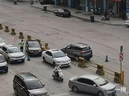 吃瓜车撞上护栏,吃瓜车意外撞上护栏，现场情况令人揪心