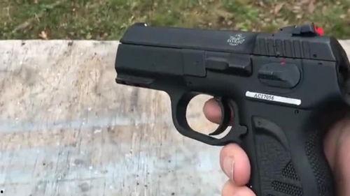 老外吃瓜被枪打死,外国游客误入枪战现场不幸丧生