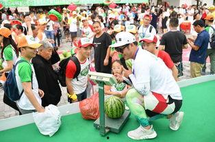 吃瓜群众现场拍摄,吃瓜群众捕捉精彩瞬间