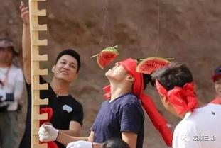 吃瓜群众蒙眼吃西瓜游戏