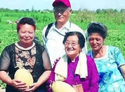 吃瓜婆婆是闺蜜,吃瓜婆婆与闺蜜的欢乐日常