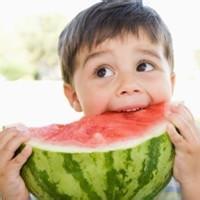 高清萌宝吃瓜头像,萌态十足，高清头像引网友热议