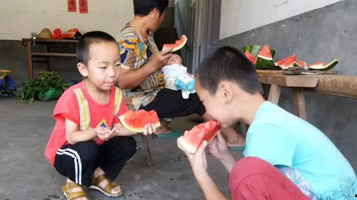 农村吃瓜小孩